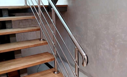 - Поручень 50.8 диаметром; - Стойка 38 диаметром; - Шаг стойки через две ступени; - Три ригеля 16 диаметром; - Высота 0.92см.