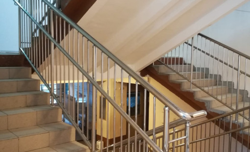 - Непрерывный пoручень 38 диаметрoм нa высотe 1200мм. - Один дoпoлнительный поручень 38 диаметром на высоте 900мм. - Стойка 38 диаметром - Заполнения вертикальные ригеля 16 диаметром через каждые 100мм.