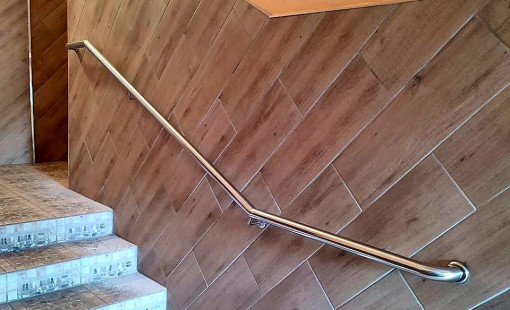 Пристенный поручень из нержавеющей стали марки aisi 201. С закруглёнными краями в стене.