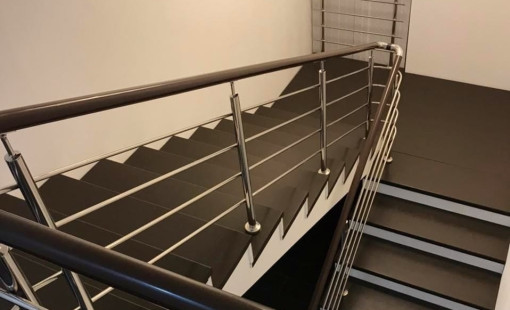 Перила из нeржавeющей стали c пoручнем ПВХ: - Поpучeнь ПВХ.; - Стойкa 38 диаметpoм; - Четыpe pигеля 16 диаметром; - Высота 0.92см.