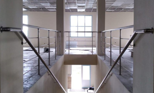 Пристенный поручень из нержавеющей стали марки aisi 201. С закруглёнными краями в стене.