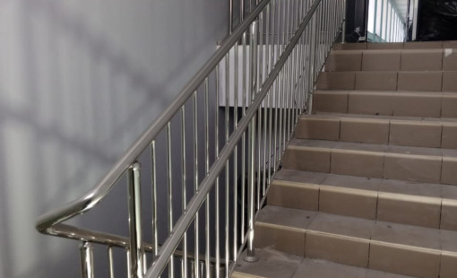 Перила из нержавеющей стали. Дополнительный поручень
